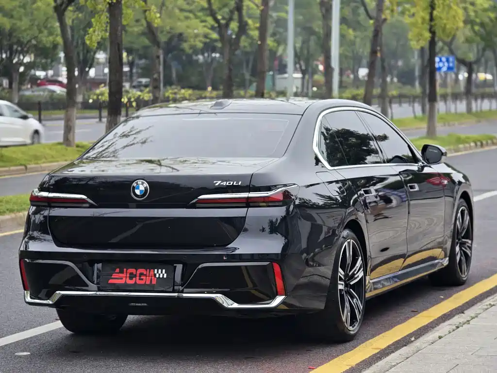 BMW 7 Series — миниатюра 19