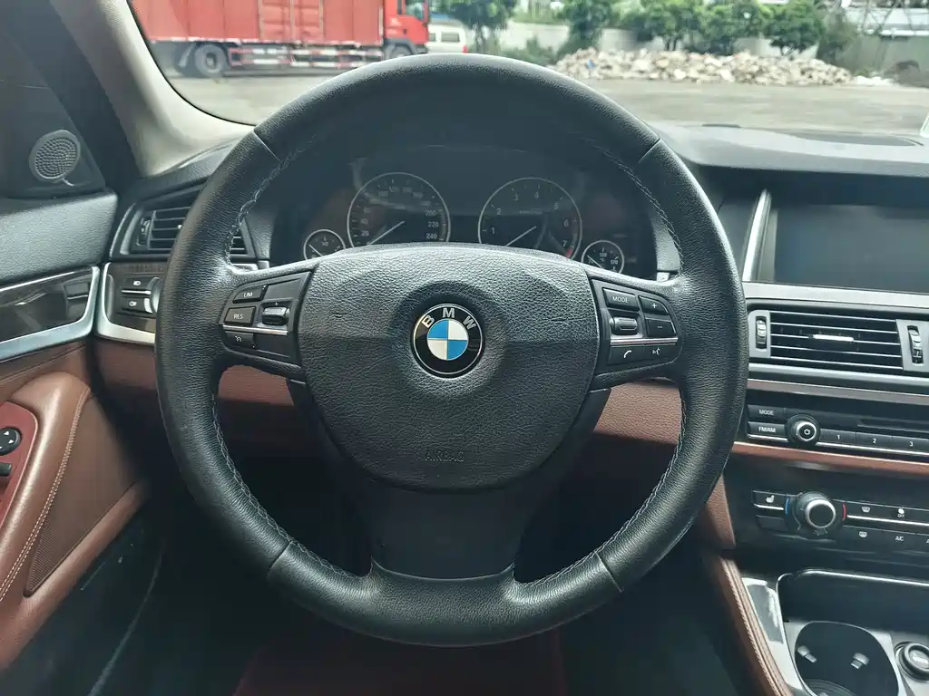 BMW 5 Series — миниатюра 15