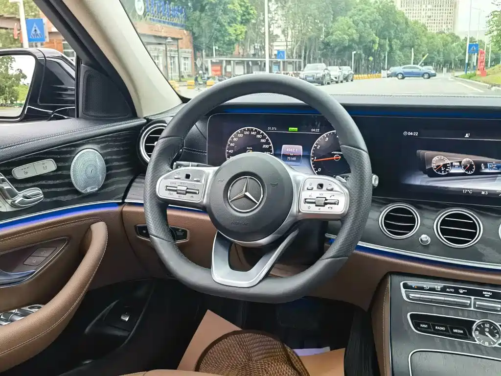 Mercedes-Benz E-Class — миниатюра 11