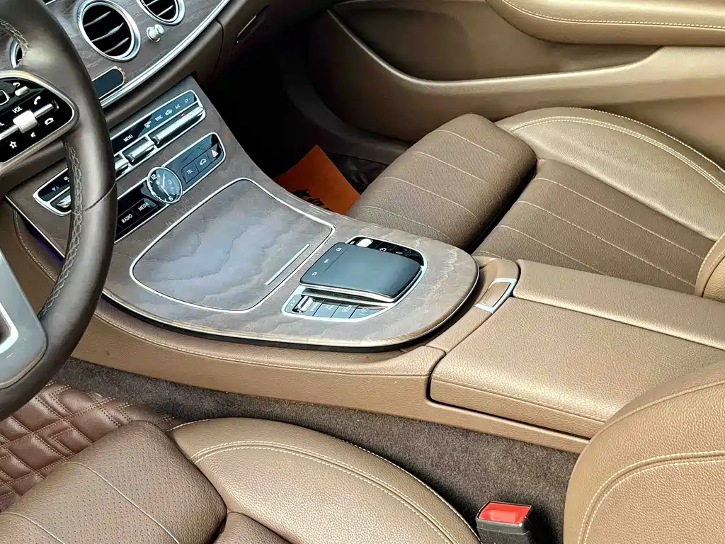 Mercedes-Benz E-Class — миниатюра 11