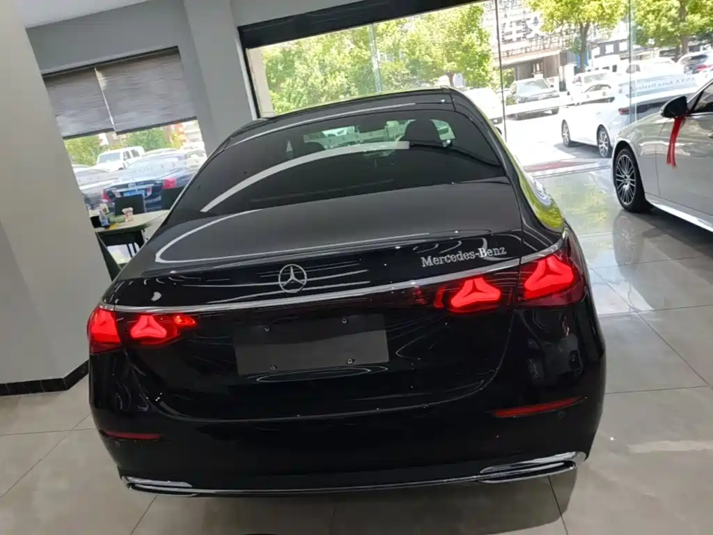 Mercedes-Benz E-Class — миниатюра 6