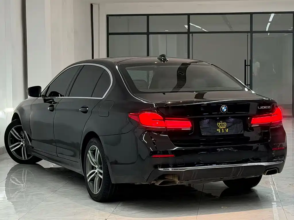 BMW 5 Series — миниатюра 7