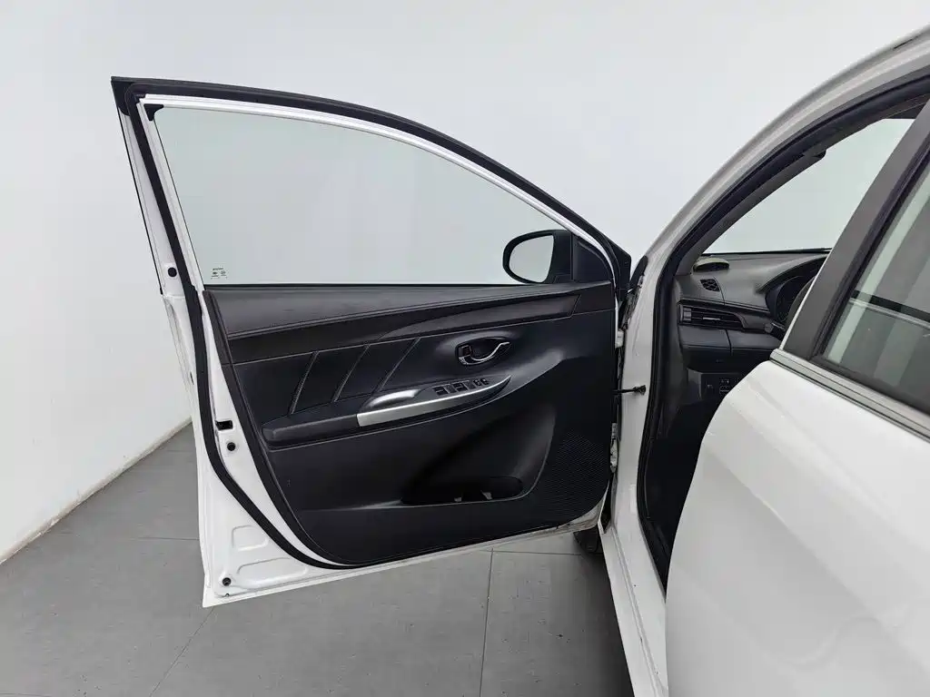 Toyota Yaris L — миниатюра 8
