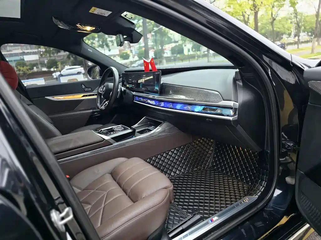 BMW 7 Series — миниатюра 9