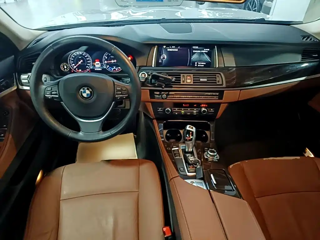 BMW 5 Series — миниатюра 10