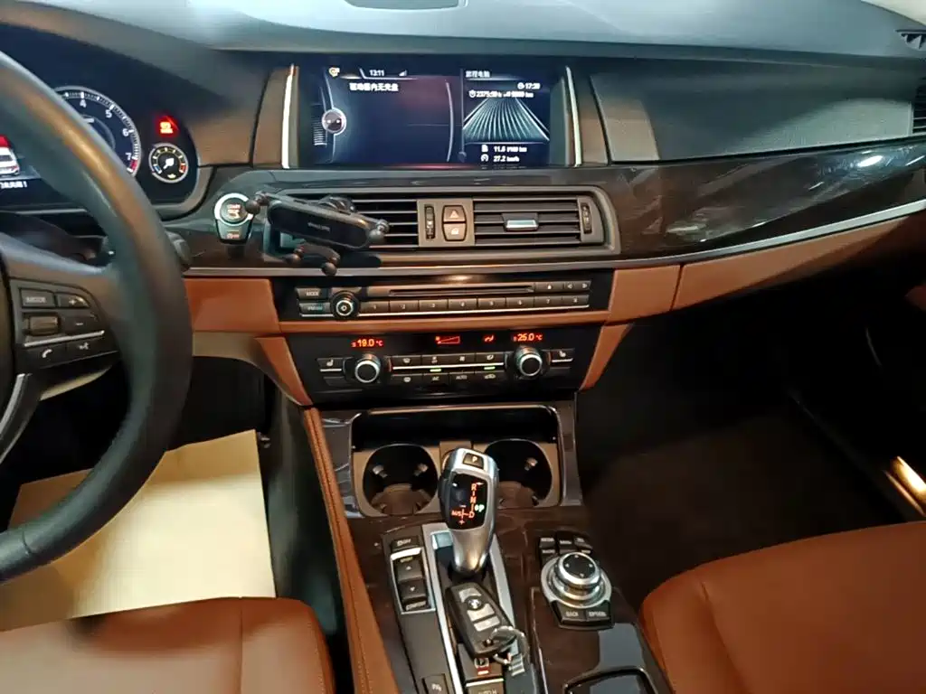 BMW 5 Series — миниатюра 13