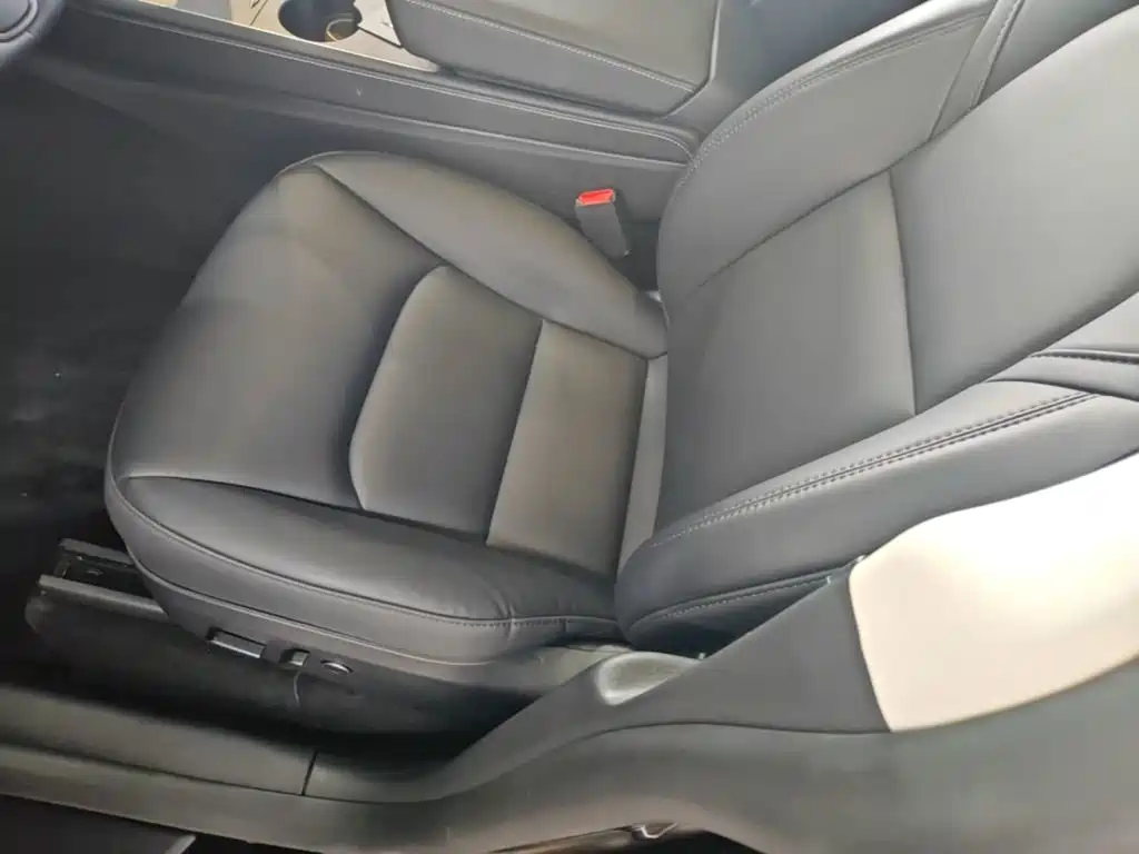 Tesla Model Y — миниатюра 15