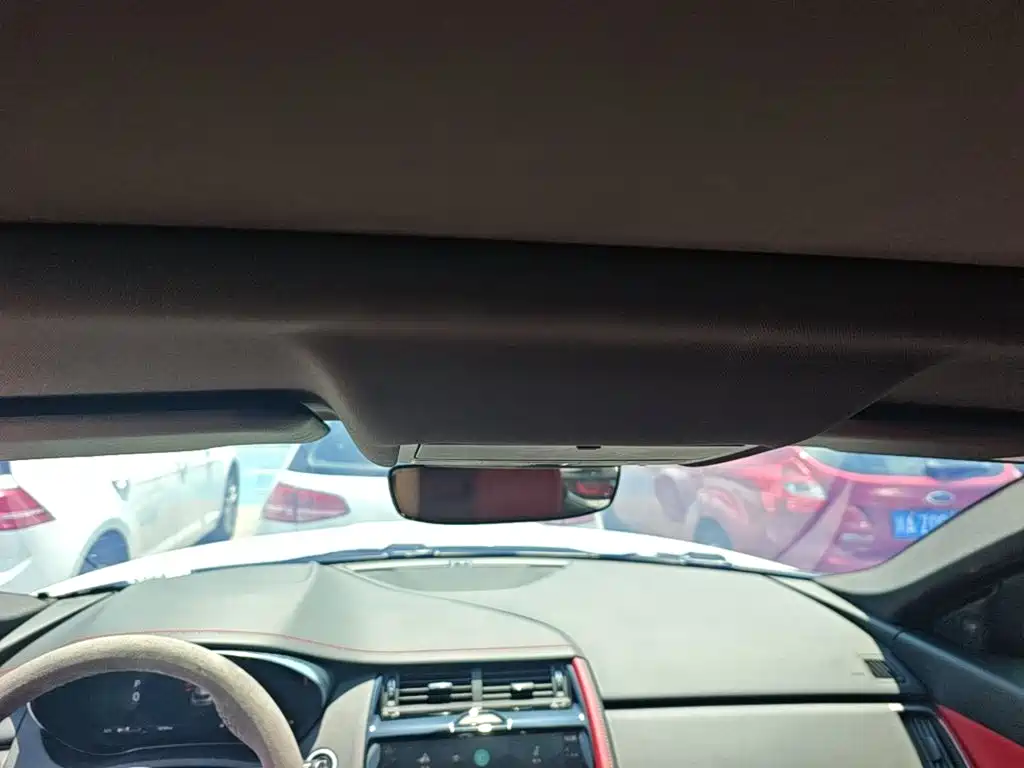 Jaguar E-PACE — миниатюра 18