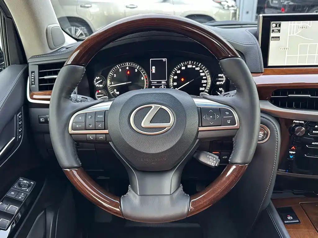Lexus LX 570 Dynamic Luxury Edition, фото 8