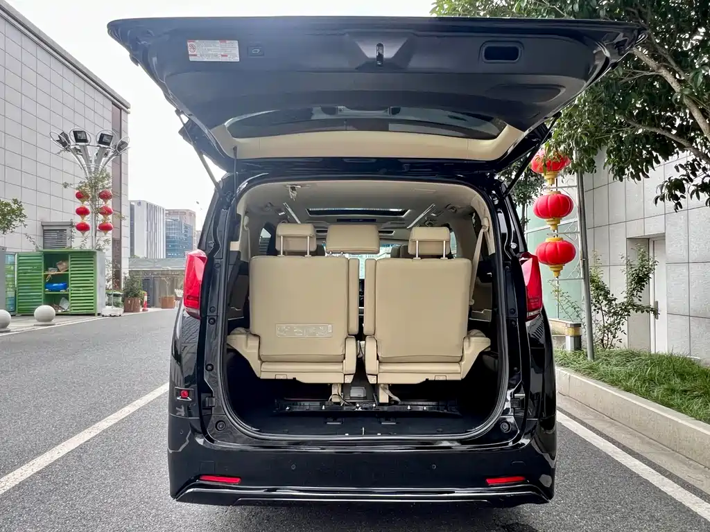 Toyota Alphard — миниатюра 11
