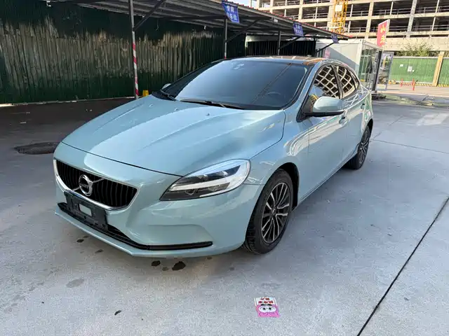 VOLVO  V40 2016