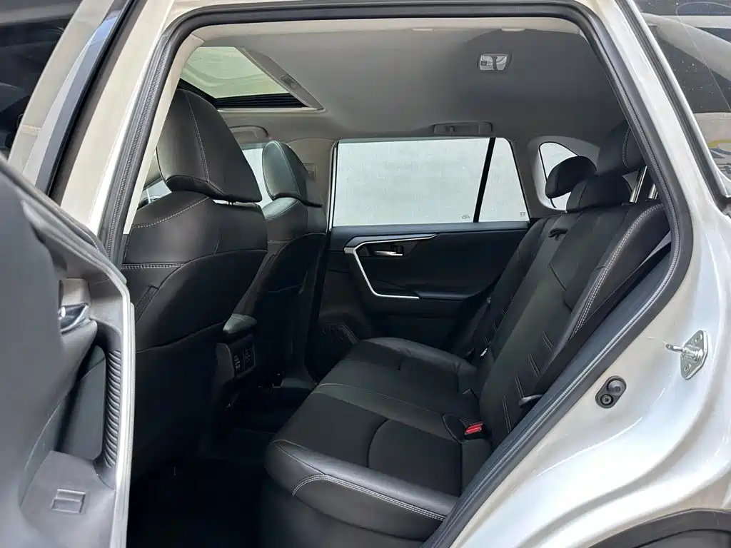 Toyota RAV4 — миниатюра 10