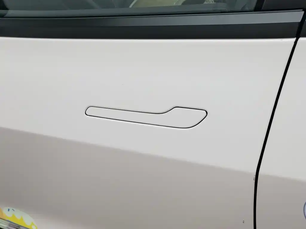Tesla Model 3 — миниатюра 18