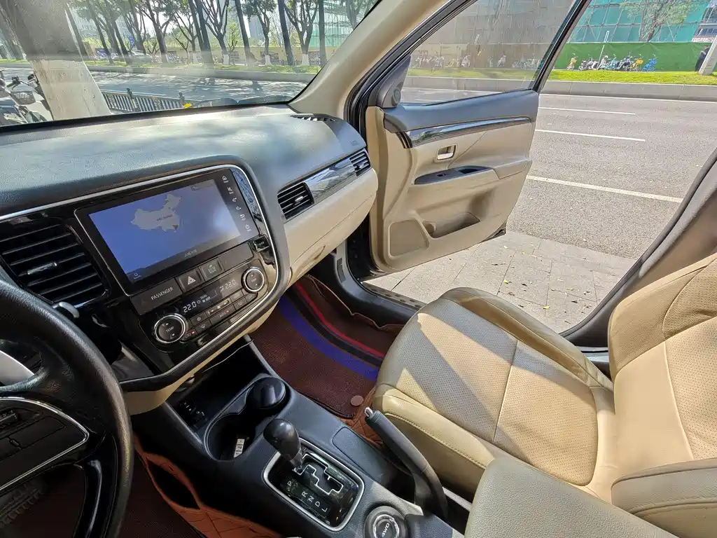 MITSUBISHI OUTLANDER