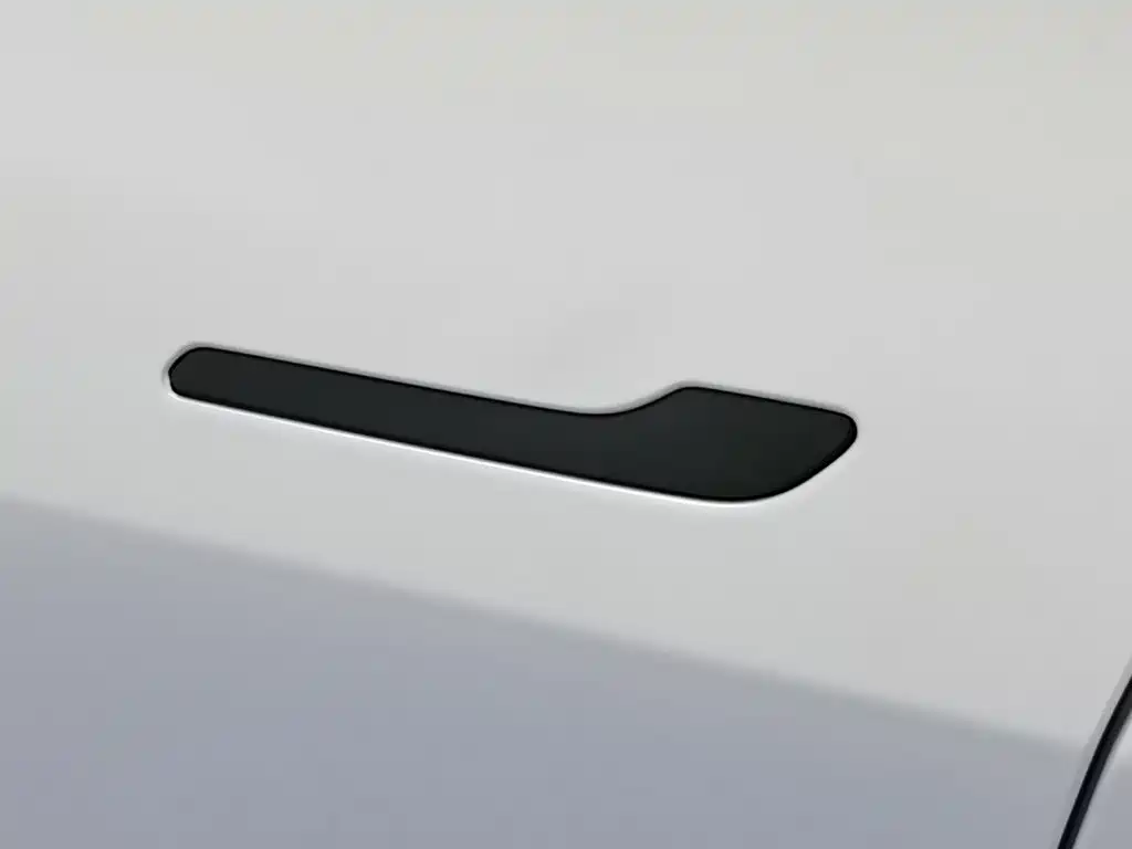 Tesla Model Y — миниатюра 18