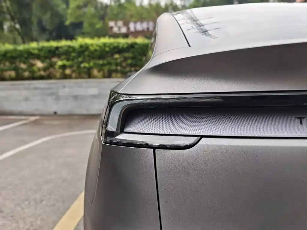 Tesla Model Y — миниатюра 32