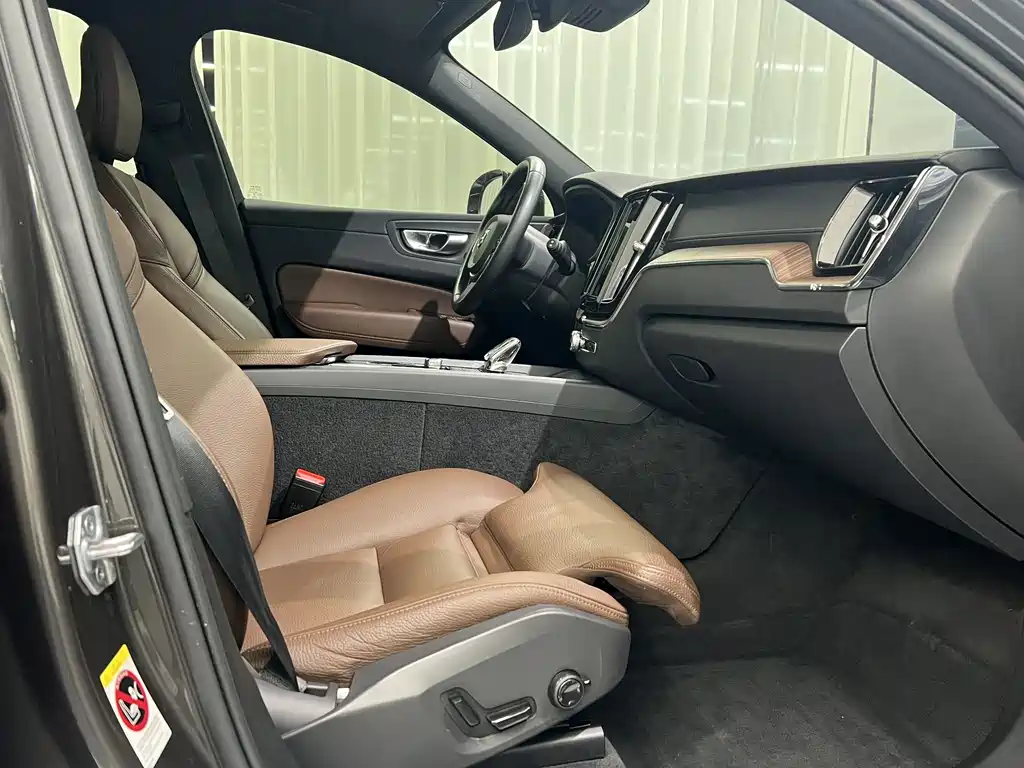 Volvo XC60 2022 B5 Luxury