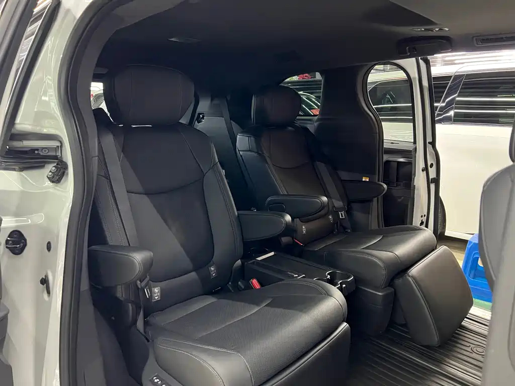 Toyota Sienna — миниатюра 12