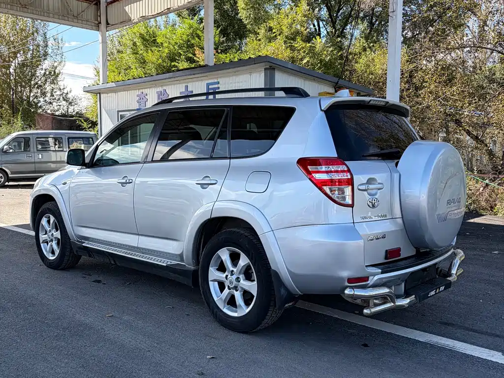 Toyota RAV4 — миниатюра 9