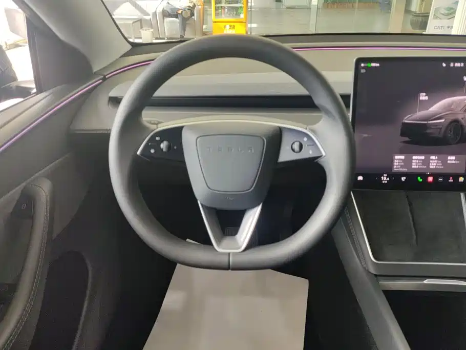 Tesla Model Y — миниатюра 15