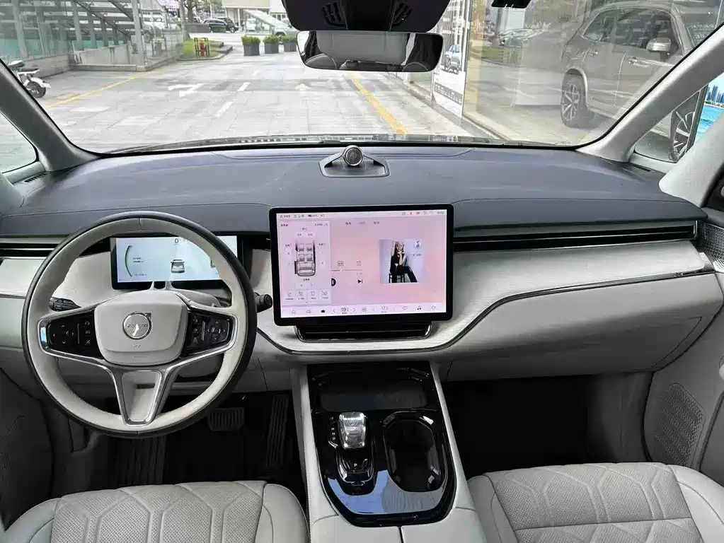 Volvo EM90 — миниатюра 6