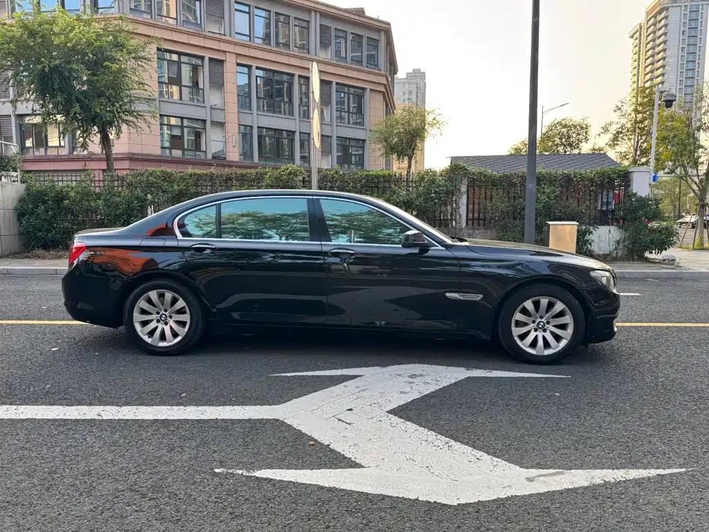 BMW 7 Series — миниатюра 7