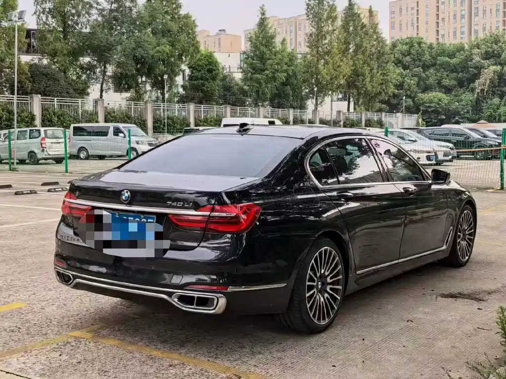 BMW 7 Series — миниатюра 9