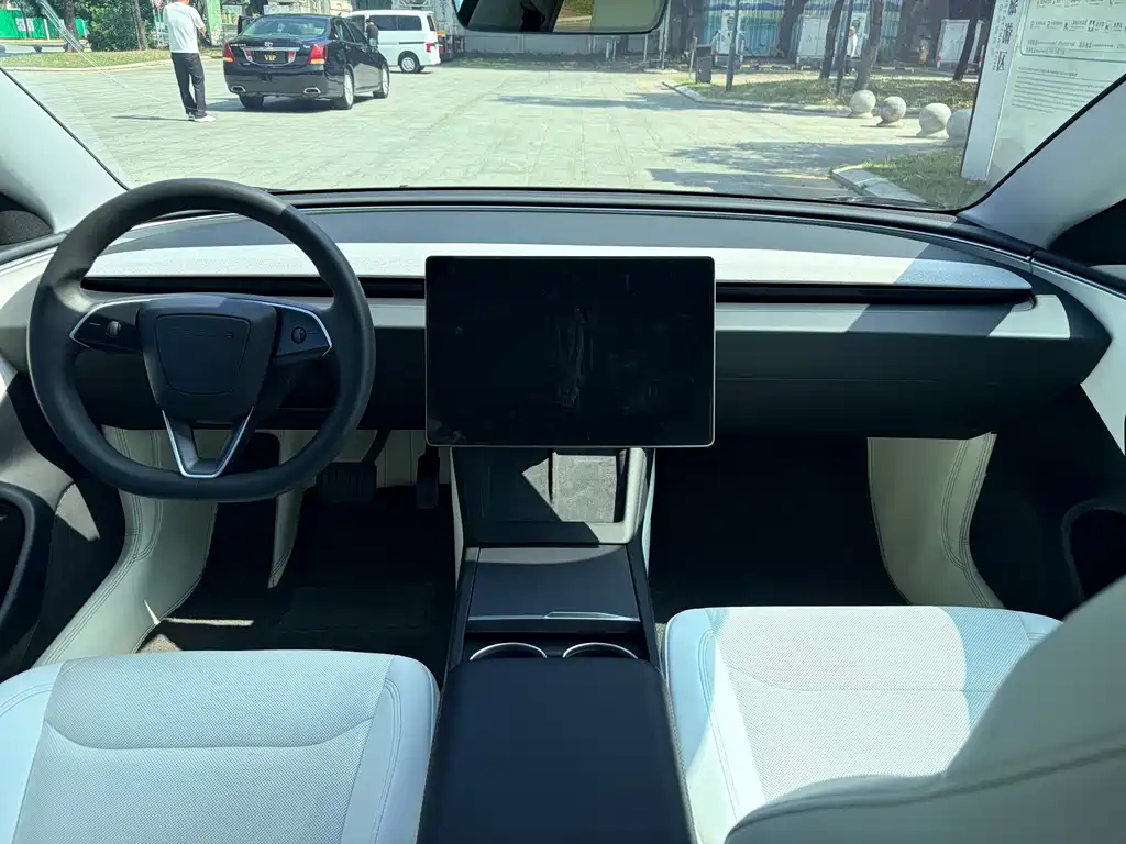 Tesla Model 3 — миниатюра 10