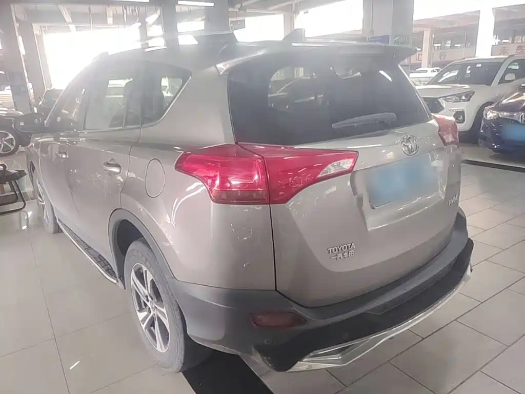 Toyota RAV4 — миниатюра 5