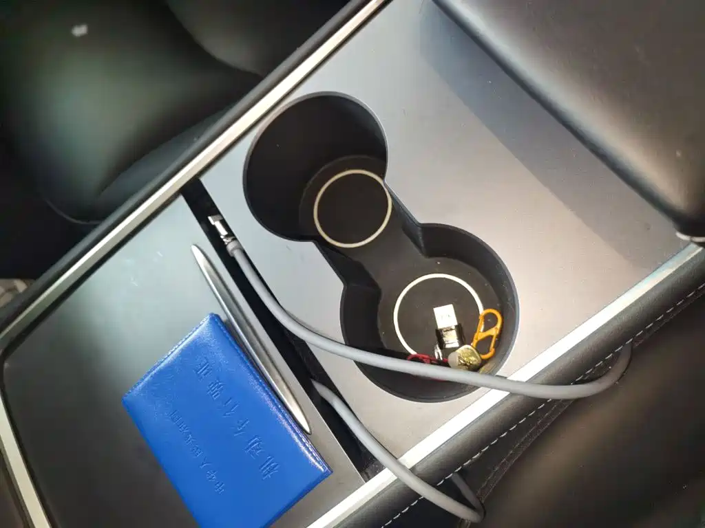 Tesla Model Y — миниатюра 12