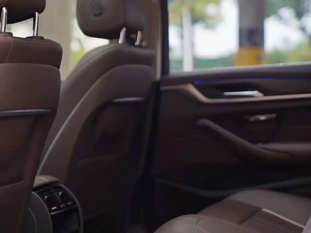 BMW 5 Series — миниатюра 9