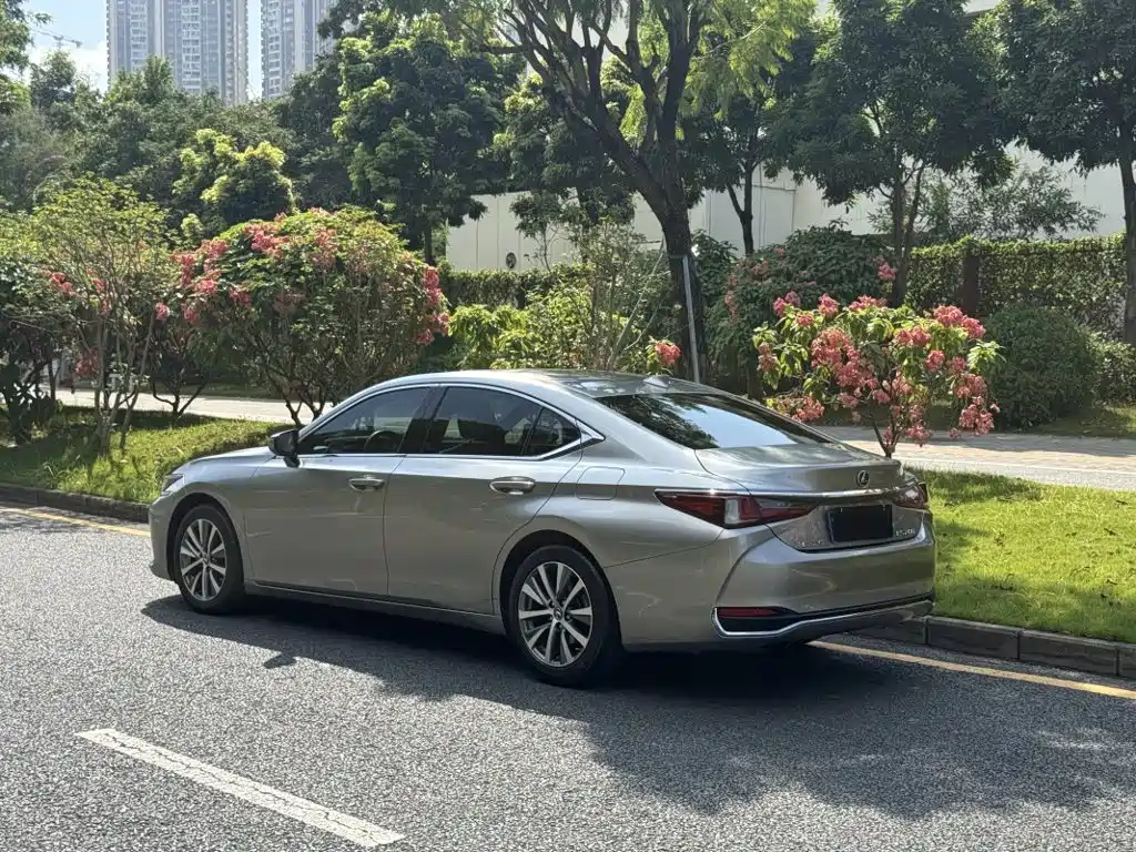 Lexus ES — миниатюра 11