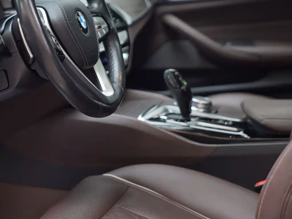 BMW 5 Series — миниатюра 11
