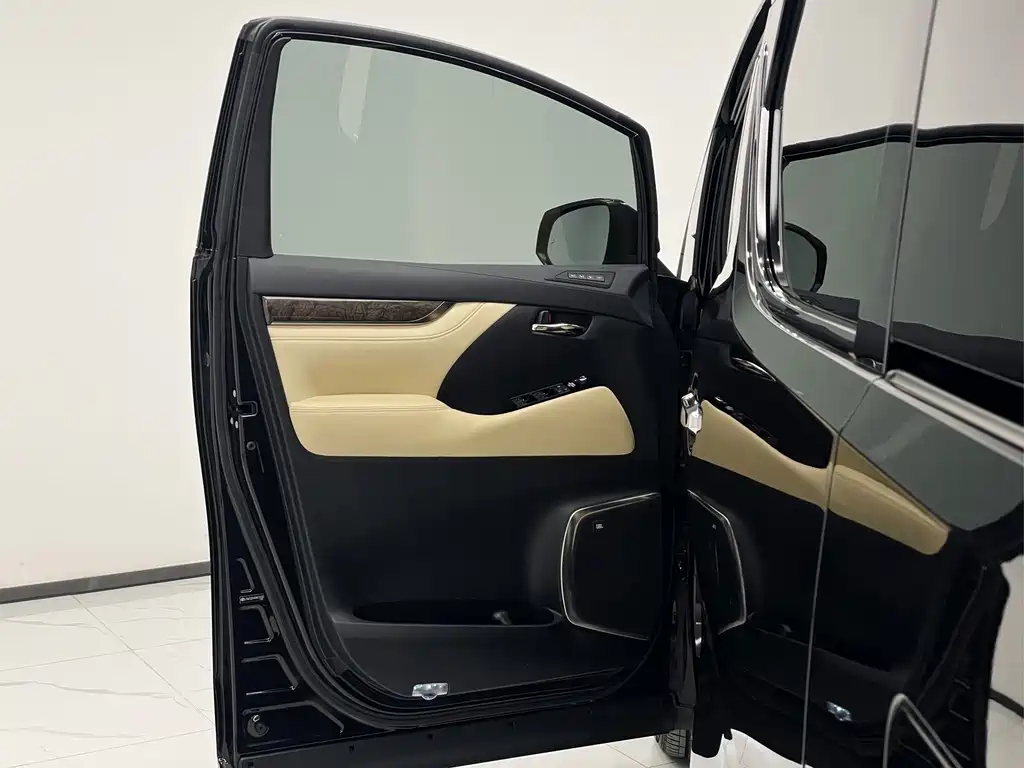 Toyota Alphard — миниатюра 13
