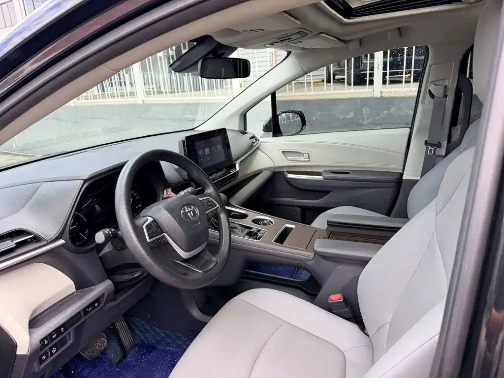 Toyota Granvia — миниатюра 7