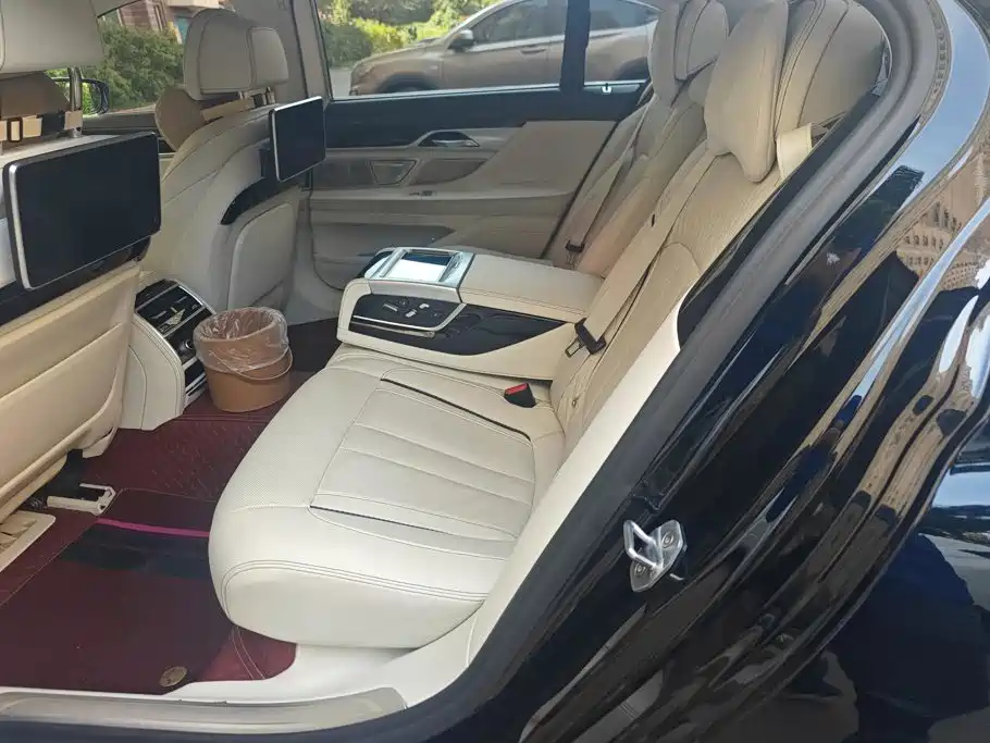 BMW 7 Series — миниатюра 11
