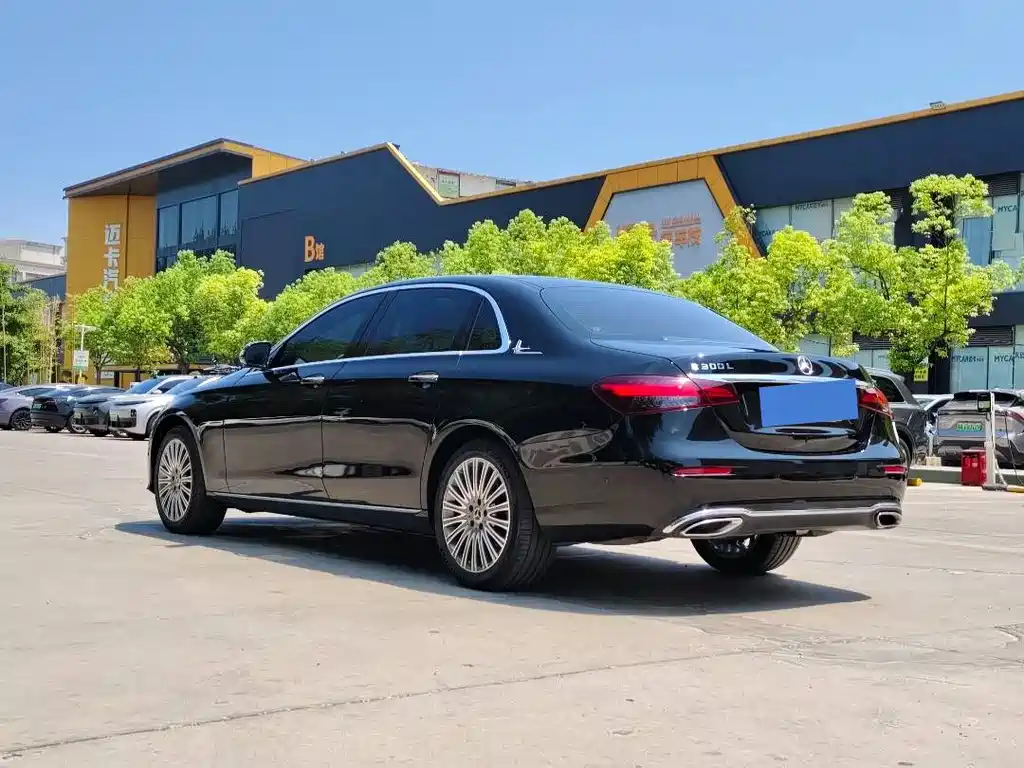Mercedes-Benz E-Class — миниатюра 6