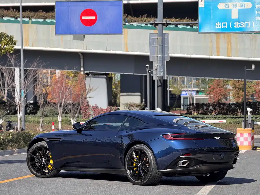 ASTON MARTIN DB11