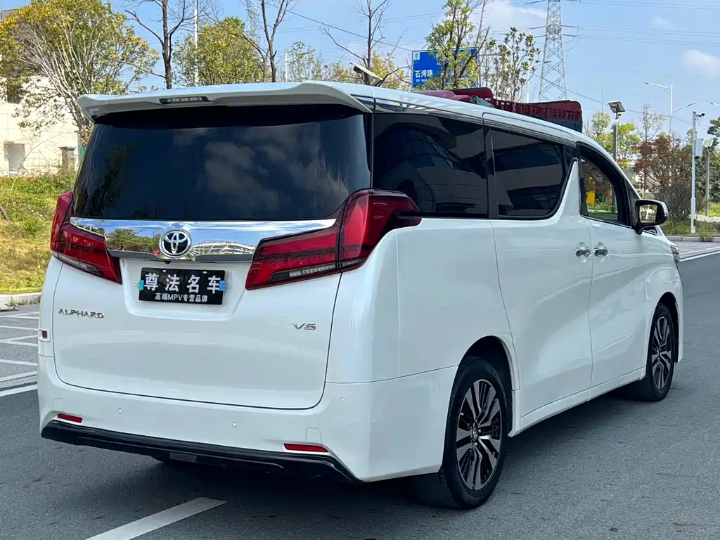 Toyota Alphard — миниатюра 3