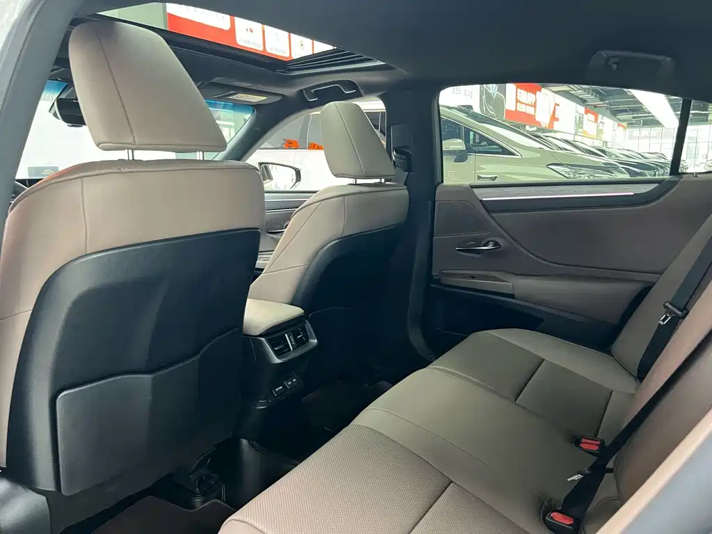 Lexus ES — миниатюра 11