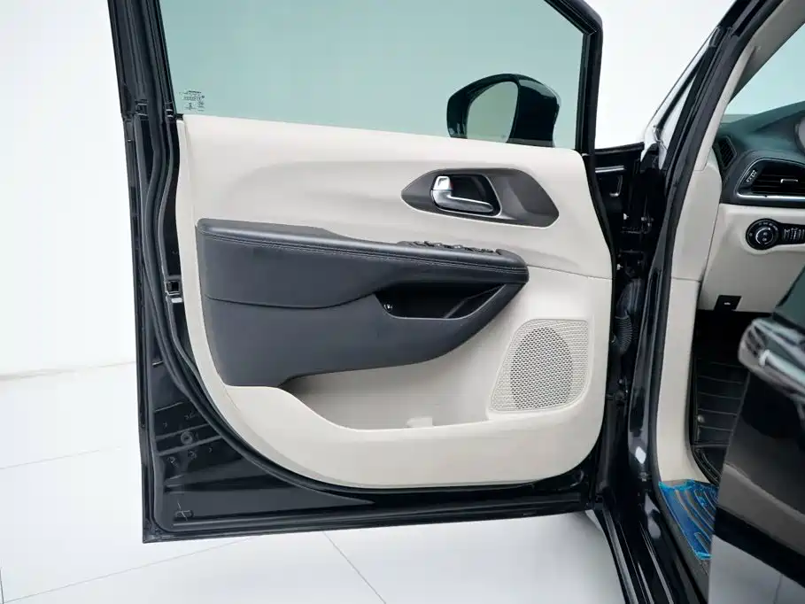 Chrysler Grand Voyager PHEV (Import) — миниатюра 14