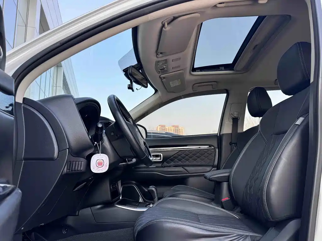 MITSUBISHI OUTLANDER