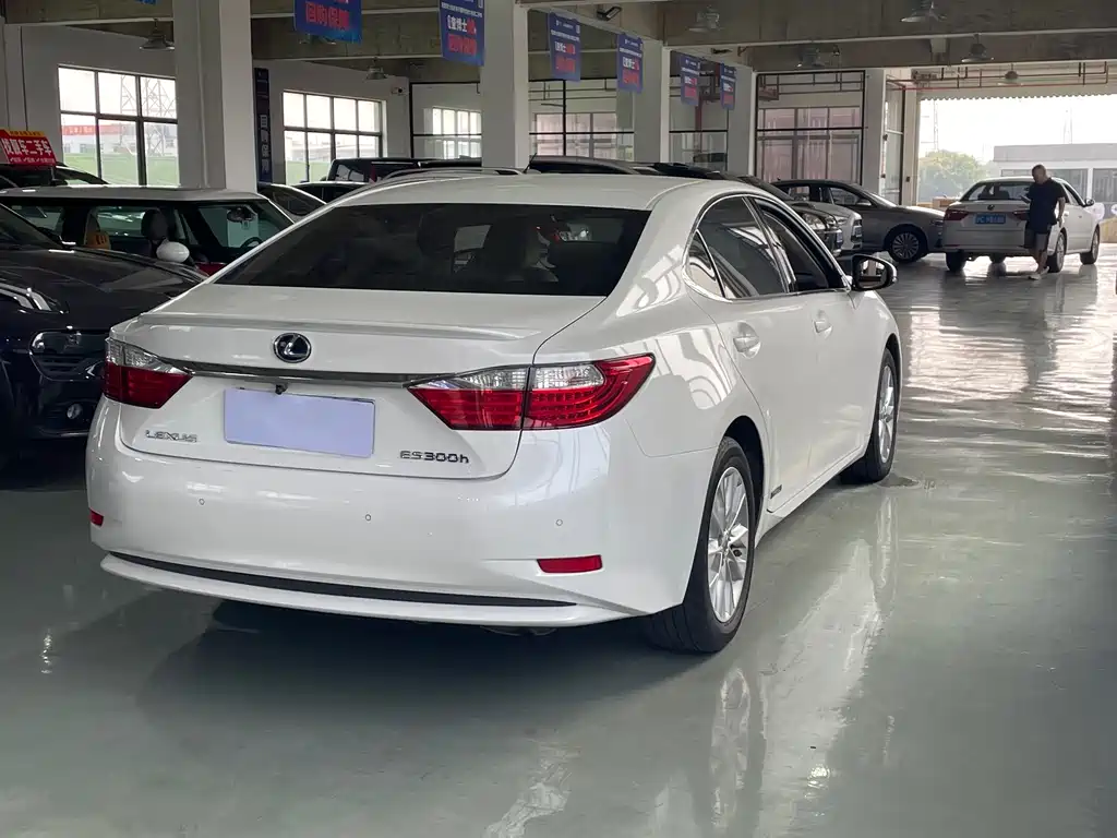 Lexus ES — миниатюра 5