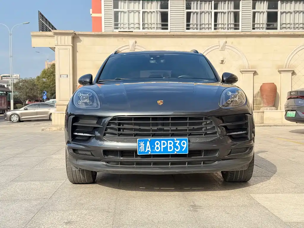 PORSCHE MACAN