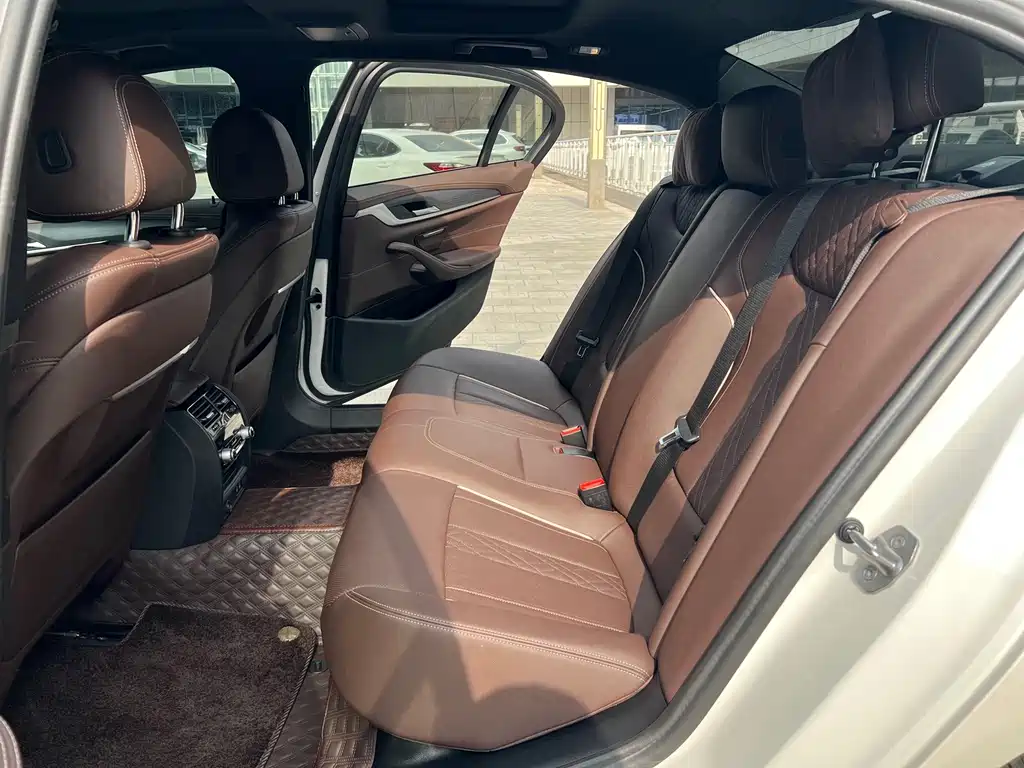 BMW 5 Series — миниатюра 13