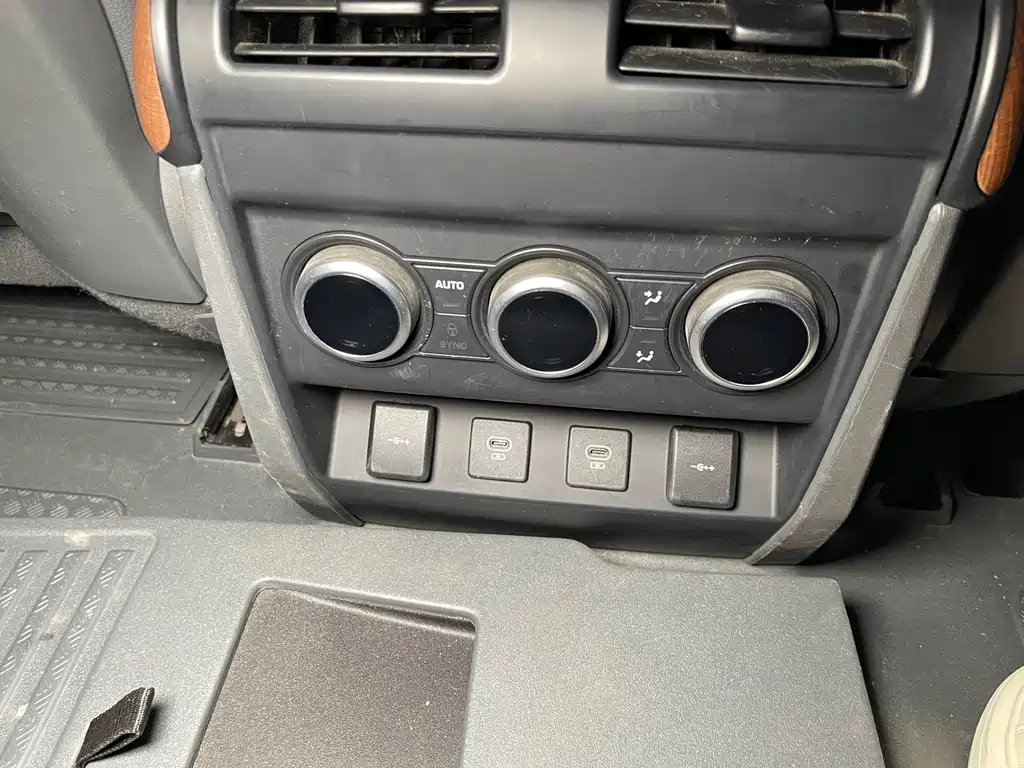 Land Rover Defender — миниатюра 17