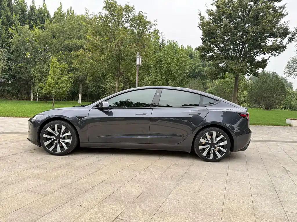 Tesla Model 3 — миниатюра 5