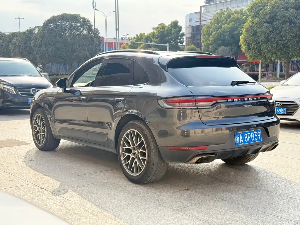 PORSCHE MACAN