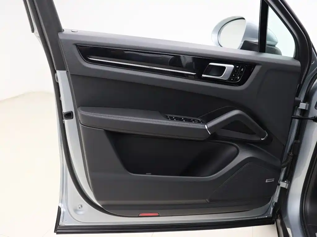 Porsche Cayenne — миниатюра 7