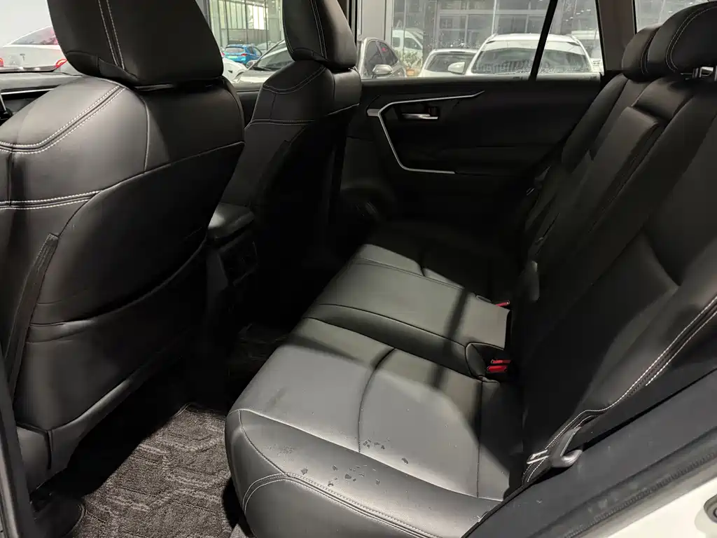 Toyota RAV4 — миниатюра 7